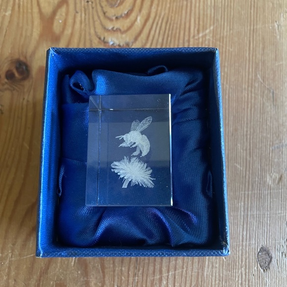 Vintage Pollinating Bee - Picture 2 of 7